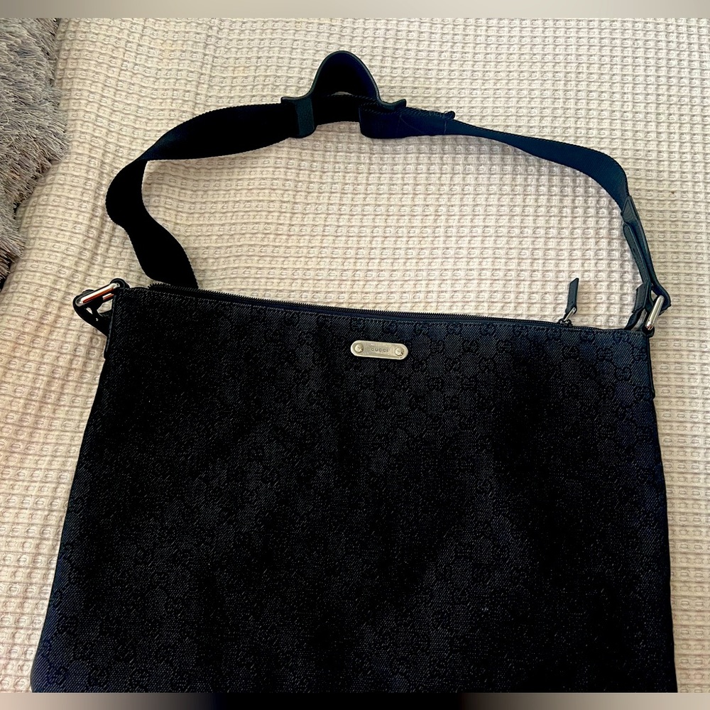 Authentic Gucci Messenger Travel Bag. Unisex crossbody.